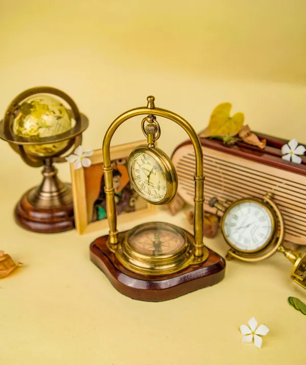 Antiqula_Magnus_6.5_Vintage_Brass_Sheesham_Wood_Desk_Clock_With_Compass_Engraved_Quote